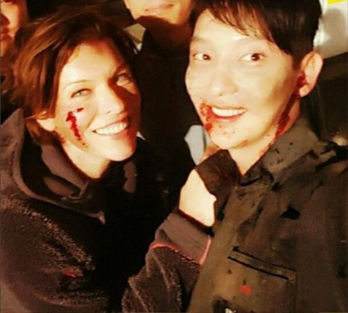 Lee Jun Ki và nữ chính Milla Jovovich trên trường quay Resident Evil 6.