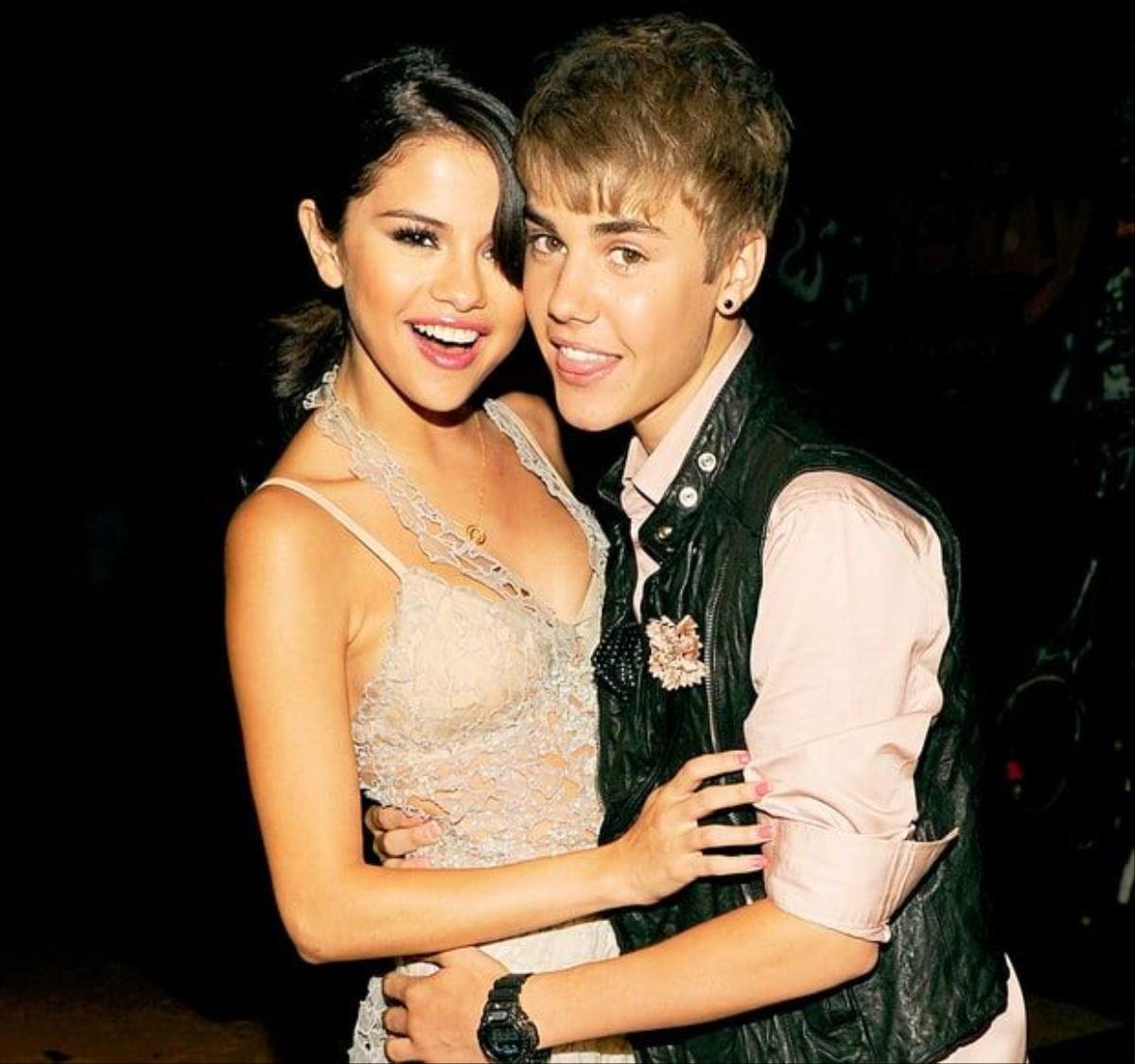 Selena liên tục bị hỏi về đời tư với Justin.