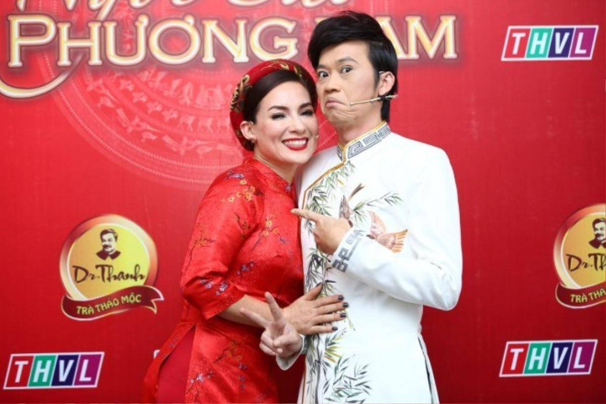 1. Giam khao Hoai Linh pose anh nhi nho (1)