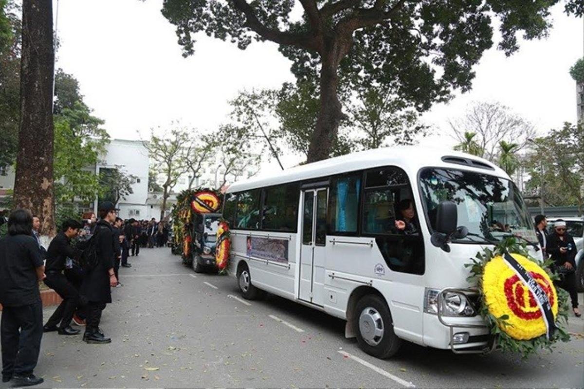 Lễ tang kết thúc, linh cữu của nhạc sĩ Lương Minh được người thân di quan khỏi Nhà tang lễ Bộ Quốc phòng. 