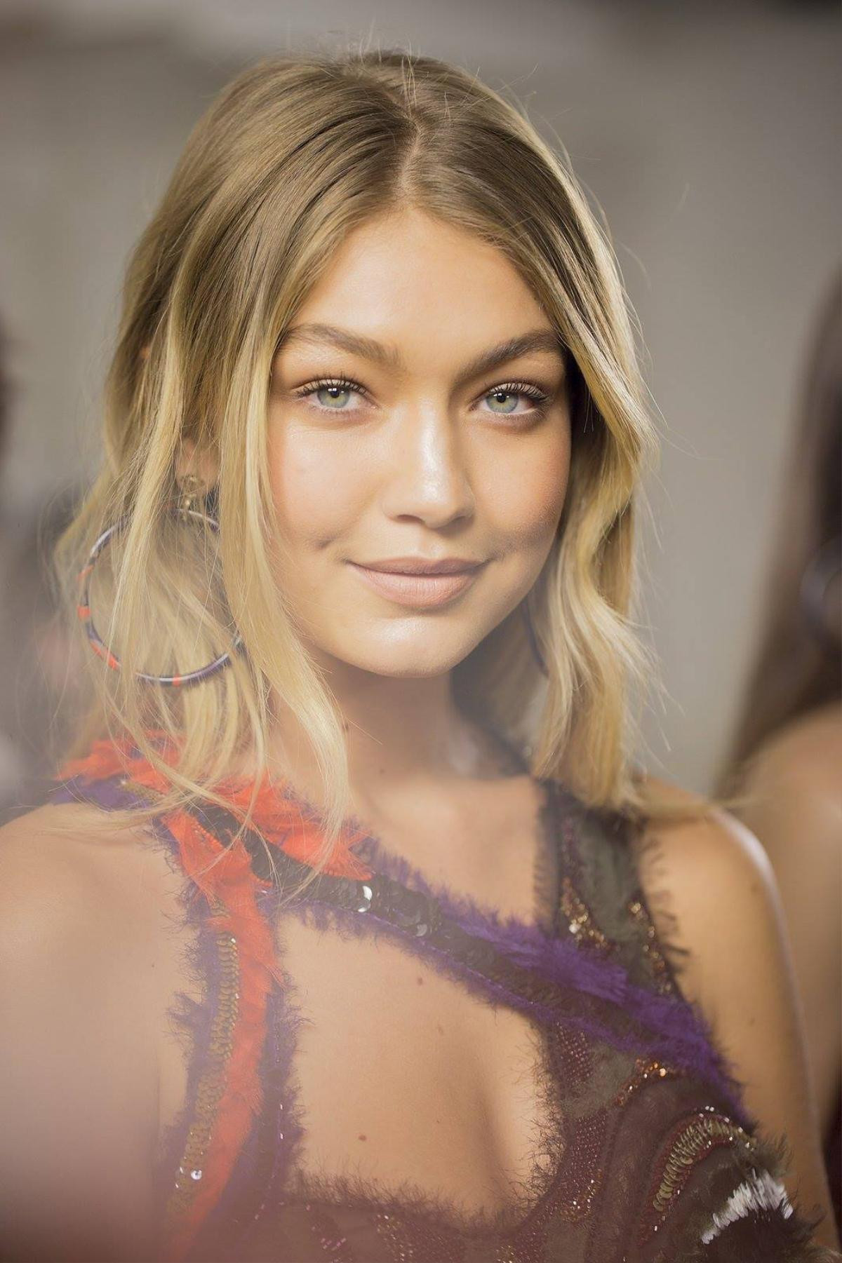 Gigi Hadid cực yêu thích mái tóc vàng của mình.