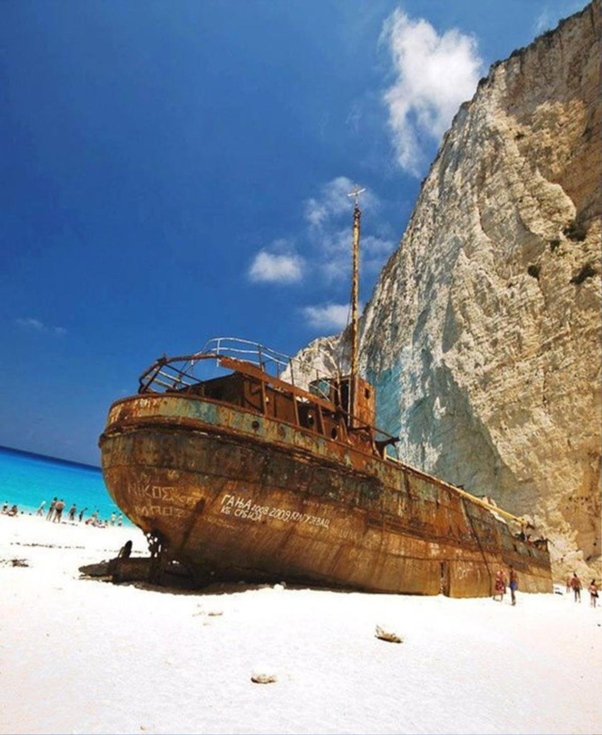 Con tàu đắm ở bãi biển Navagio.