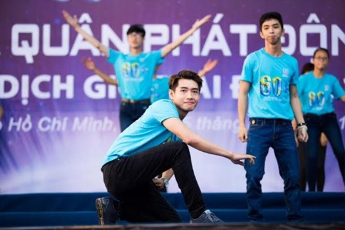 Màn nhảy flashmob thú vị và ấn tượng của Quang Đăng cùng các bạn sinh viên.