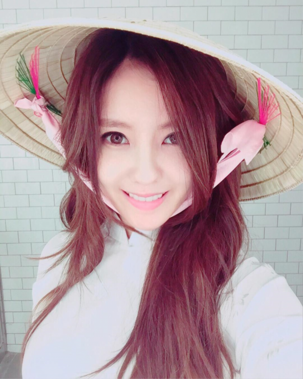 Hyomin mặc áo dài, đội nón lá Việt gây sốt cư dân mạng.