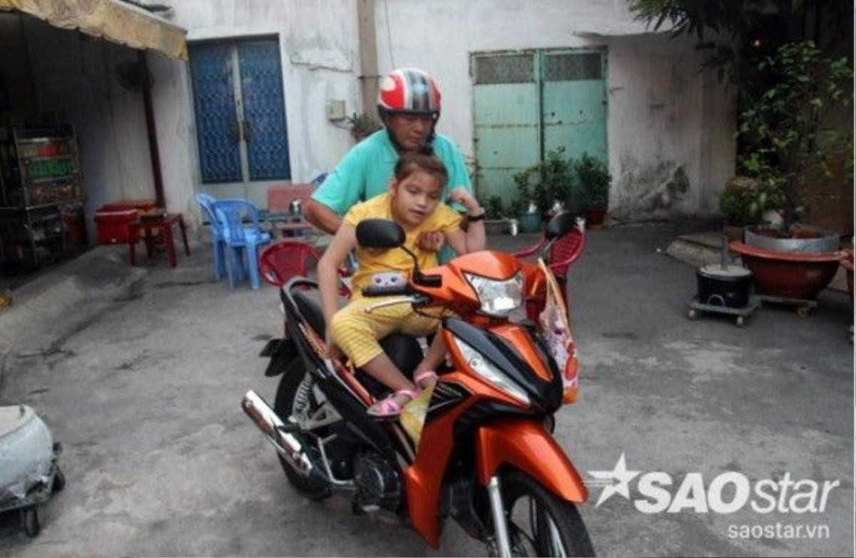 Mỗi sáng, ông Bảo Tài thường chở con gái đi châm cứu trị bệnh.