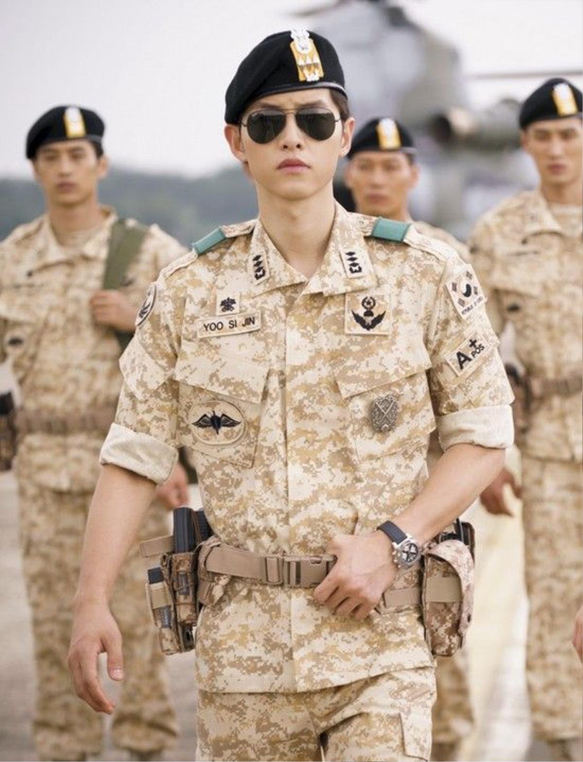 Hình ảnh Song Joong Ki trong bộ quân phục đã gây bão khắp Châu Á hơn 1 tháng qua.