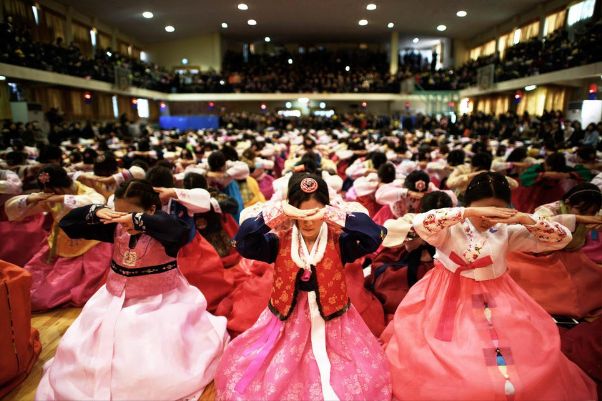 Học sinh Hàn quốc mặc hanbok truyền thống cúi đầu trong lễ tốt nghiệp tại trường Trung học Dongmyeong, Seoul vào ngày 12/02/2015.