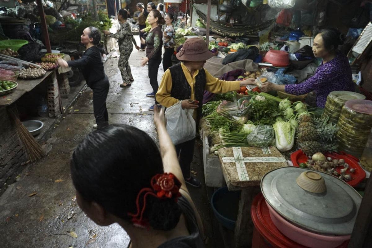 Mọi việc buôn bán tại chợ vẫn diễn ra bình thường, người mua cứ mua, người bán vẫn bán trong lúc tập luyện Aerobic.