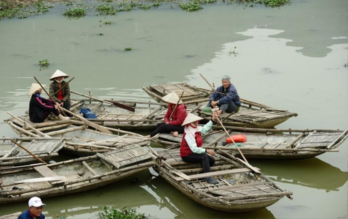 Người dân không còn đứng thành đám đông, quan sát đoàn làm phim từ xa như trước đó, chỉ những người chèo đò mới có mặt ở khu vực bến thuyền.