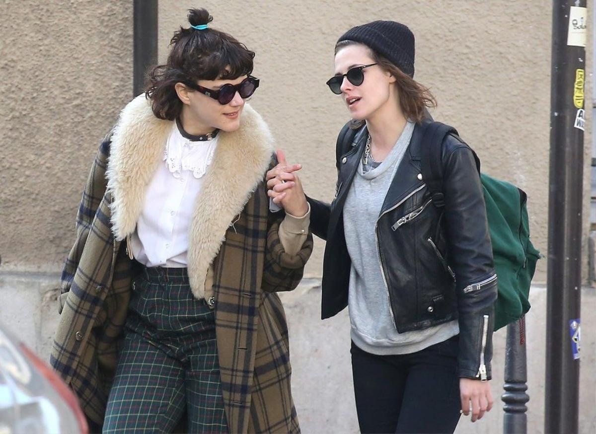 Sáng 15/3, Kristen Stewart và nữ ca sĩ người Pháp SoKo được trông thấy trên đường phố Paris. Nữ diễn viên Twilight đến Pháp vào cuối tuần qua để dự tuần lễ thời trang Paris. Khi vừa đáp máy bay xuống, Kristen được SoKo đem hoa đến đón.