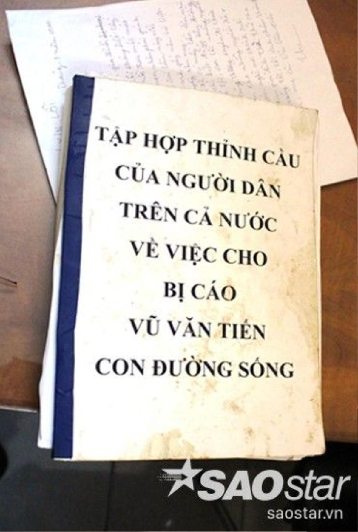 Tập đơn thỉnh cầu có 10.000 chữ ký của người dân cả nước cùng là thư cầu xin của che mẹ Tiến, mong cho tử tù này một con đường sống.