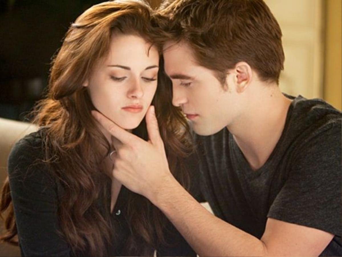 Robert Pattinson là mối tình “phim giả tình thật” khác của Kristen Stewart và được công chúng chú ý nhiều nhất. Nữ diễn viên 25 tuổi và bạn diễn người Anh giữ kín mối quan hệ trong suốt 4 năm. Những hình ảnh của cặp đôi được chụp lại rất ít. 