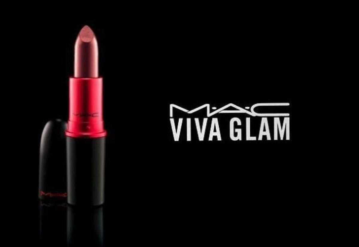 Vẫn theo tone son matte đang thịnh hành, Thủy chọn son MAC Viva glam 1 màu đỏ, với thiết kế ình viên đạn đen bóng sang trọng. Chất son khá mềm và mượt môi có giá giao động 460k/ thỏi.