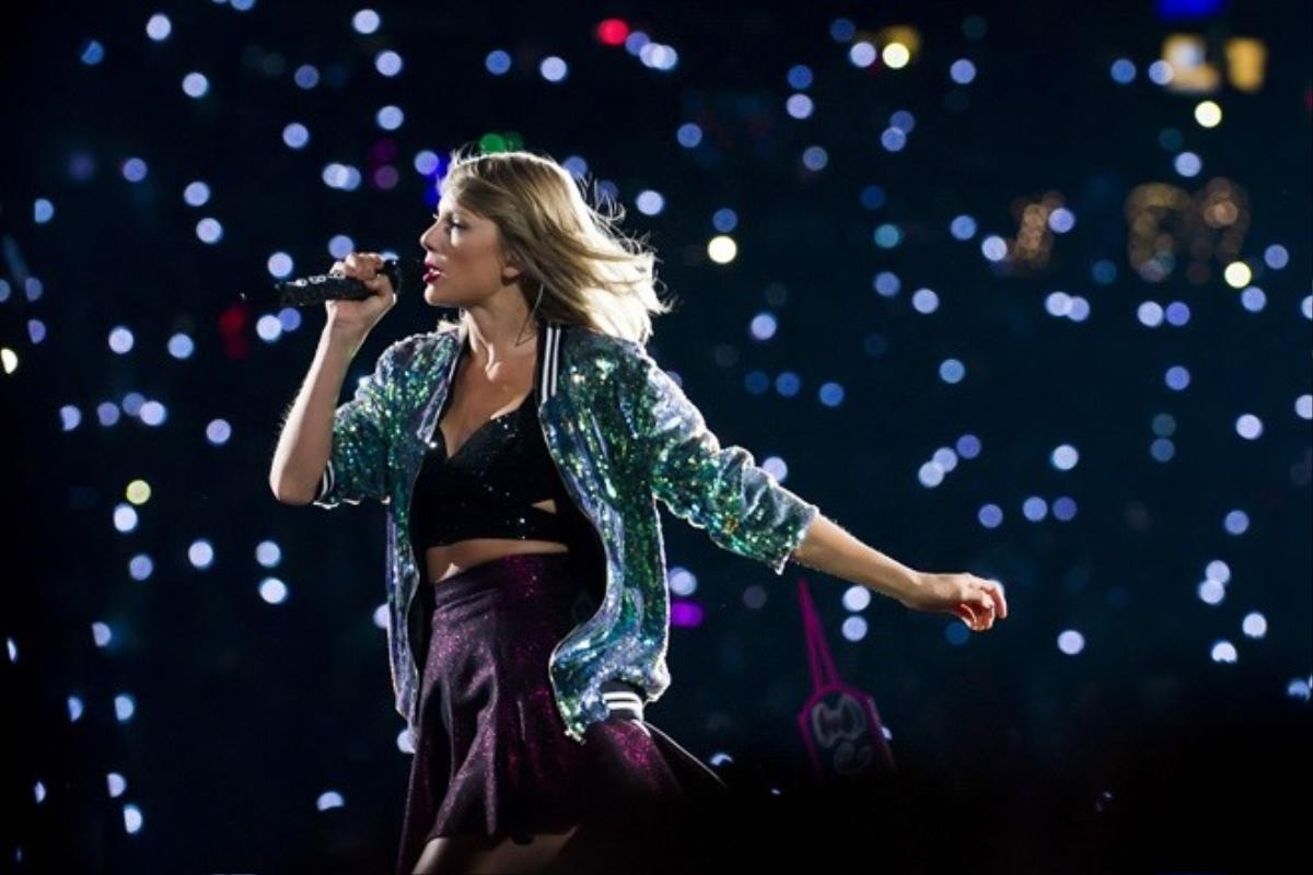 Singer Taylor Swift performs during her "1989" world tour at MetLife Stadium on Saturday, July 11, 2015, in East Rutherford, New Jersey. (Photo by Charles Sykes/Invision/AP)