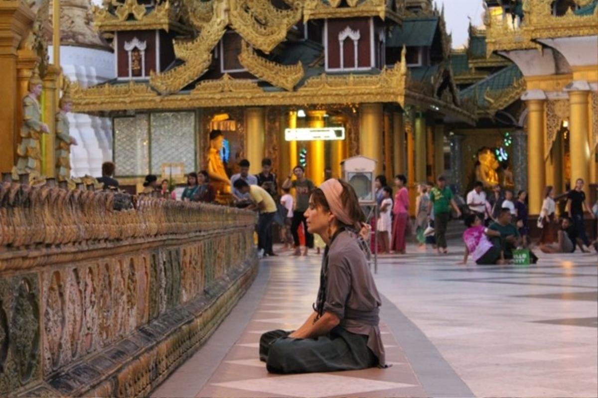 Ở các đền chùa tại Myanmar, tháo giày dép là điều bắt buộc trước khi vào.