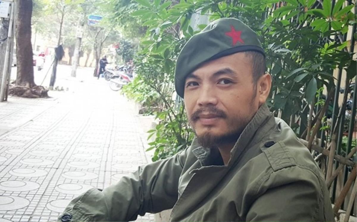 Ca sĩ Trần Lập đội chiếc mũ có biểu tượng Che Guevara. Anh viết trên trang cá nhân: "Mình không thực sự khoái ăn vận đồ lính dù thấy phần nào đó khoác lên có vẻ khỏe khoắn hơn. Lính hòa bình thôi nhé, không hầm hố gì đâu". 