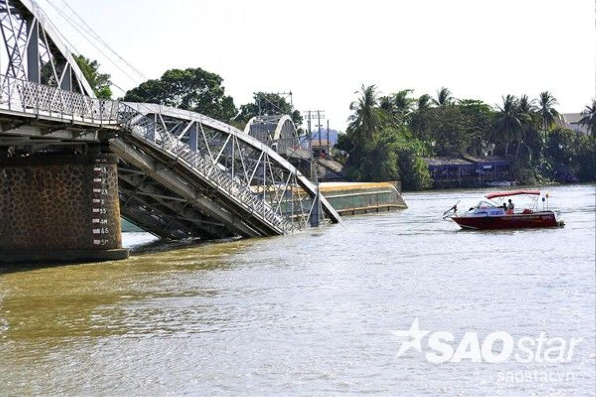 Trong hai nhịp cầu gãy, nhịp 3 chìm hẳn dưới sông Đồn Nai, nhịp 2 còn vướng lại trụ cầu. Chiếc sà lan sau khi gây tai họa cũng bị lật úp nên lực lượng chức năng chưa xác định được bên trong có người mắc kẹt hay không.