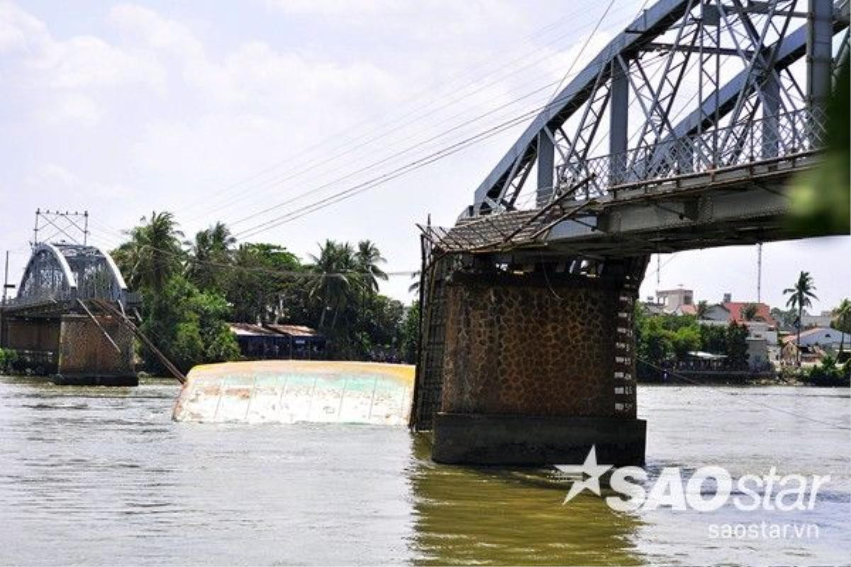 Có ba người đang chạy xe máy trên cầu bị hất văng xuống sông Đồng Nai. Nhiều ca nô cứu hộ của cơ quan chức năng TP Biên Hòa lập tức triển khai đến hiện trường, may mắn cứu sống ba nạn nhân.