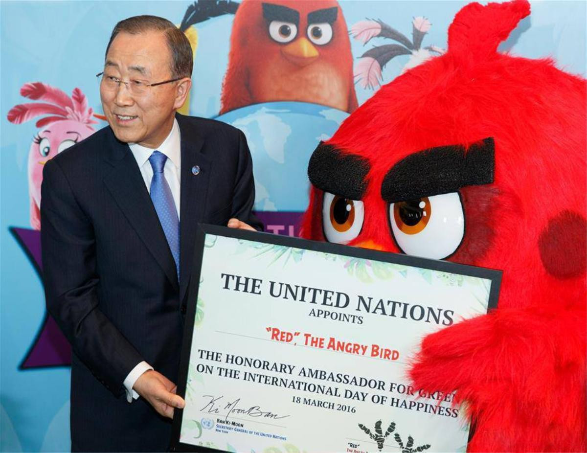 Tổng thư ký Liên Hợp Quốc Ban Ki-moon trao danh hiệu Đại sứ Danh dự cho thủ lĩnh Đỏ trong trò chơi Angry Bird.