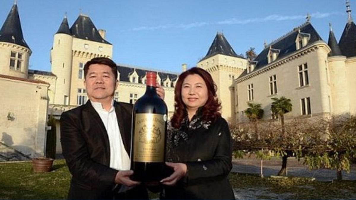 Vợ chồng Lam Kok chụp ảnh kỷ niệm trước lâu đài Chateau de la Riviere.