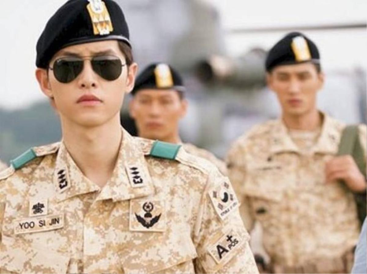 Song Joong Ki trong vai đại úy Yoo Shi Jin của Hậu duệ mặt trời.