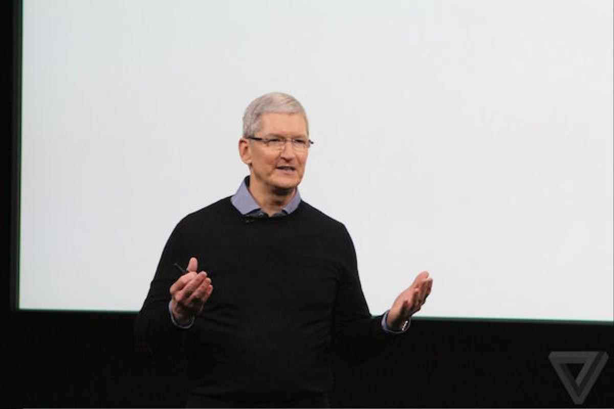 Tim Cook xuất hiện trên sân khấu.