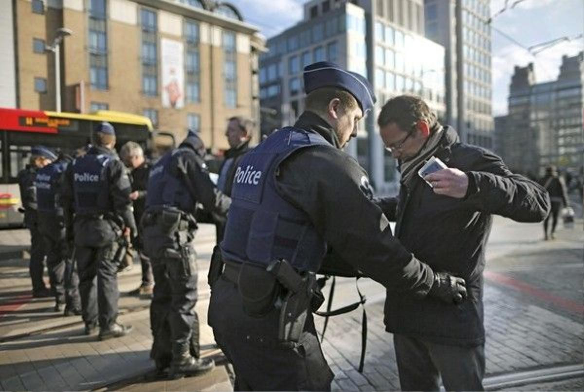 Cảnh sát kiểm tra an ninh phía ngoài ga tàu điện ngầm Midi ở thủ đô Brussels, Bỉ, ngày 22/3. Ảnh: Reuters.