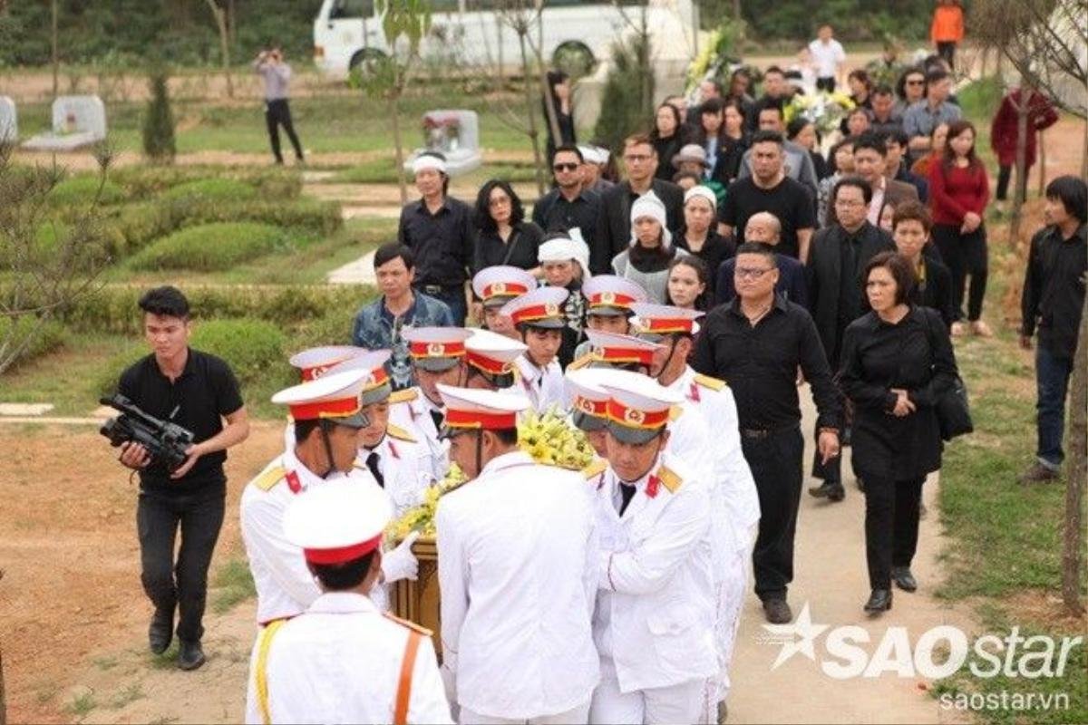 Nhiều anh em, bạn bè nghệ sĩ đã đi cùng đoàn tang để tiễn anh tới nơi an nghỉ cuối cùng.