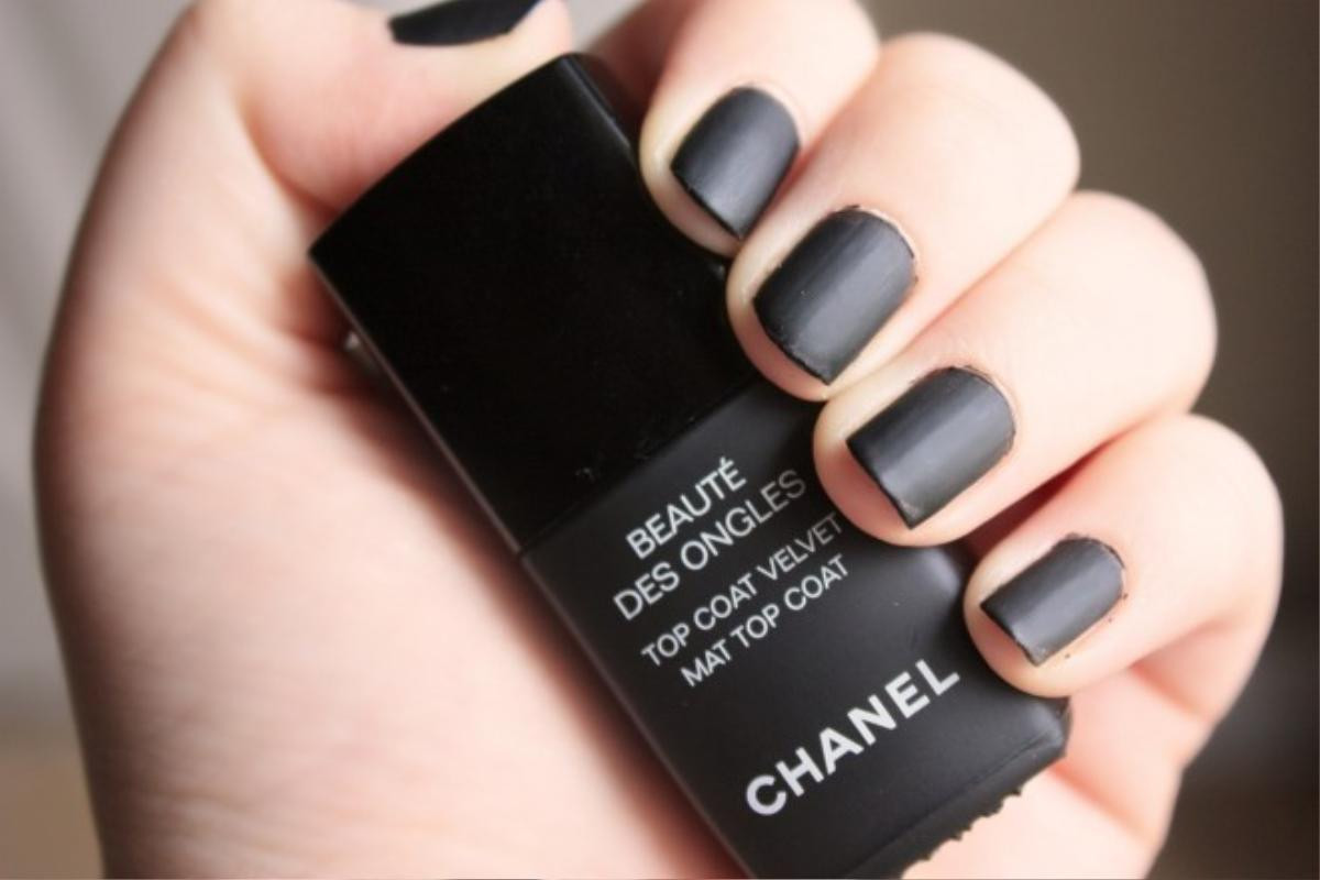 Lọ sơn tông đen Top coat Velvet của Chanel sẽ giúp bộ móng của bạn thêm sức hút và ma mị hơn với tông đen. Điều thú vị nữa là dù bạn sở hữu làn da như thế nào thì đây là màu sắc không hề kén người diện.