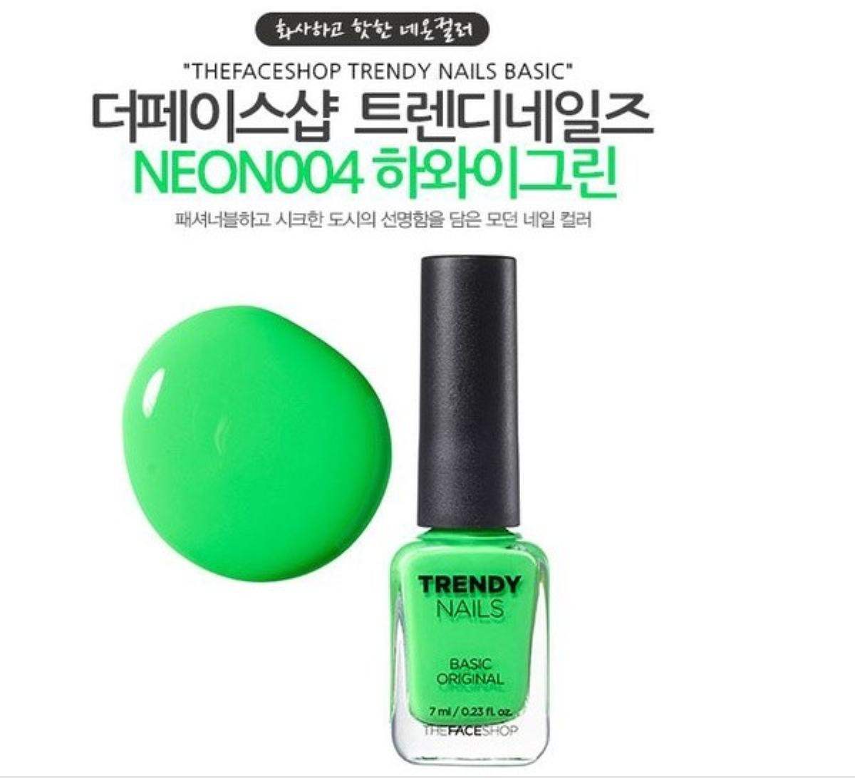 Sơn móng tay TheFaceshop Trendy Nails Basic với tông màu xanh lá tươi sáng là gợi ý dành cho bạn với giá tầm 78.000 vnd/ lọ. 