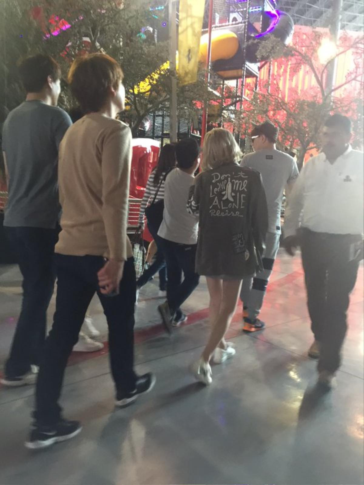 Kyuhyun (áo màu nude) cùng Taeyeon (tóc vàng) xuất hiện cùng nhau tại Ferrari World