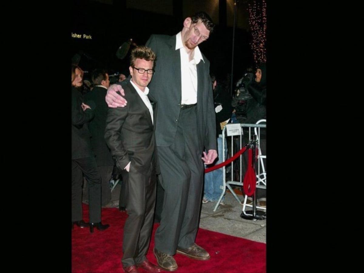 Ewan McGregor and Matthew McGrory World Premiere of Big Fish , at the Ziegfeld Theater, New York City. 12-4-03 John Spellman / Retna Ltd.