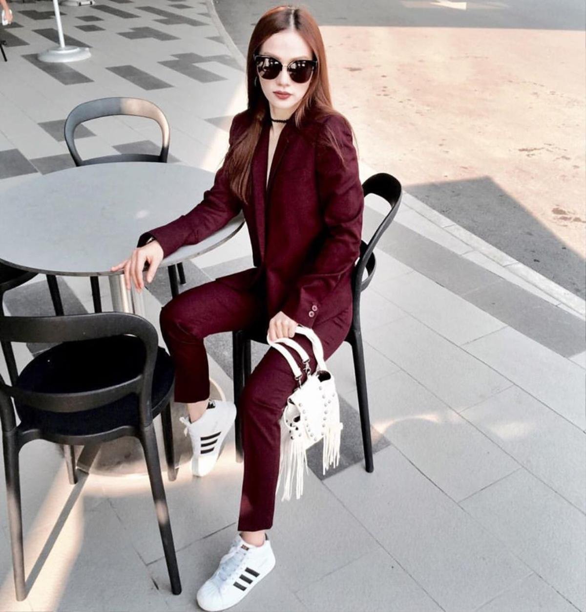 Menswear rực rỡ cùng giày sneaker và kính mát, Thu Thủy không khác gì một fashionista thực thụ.