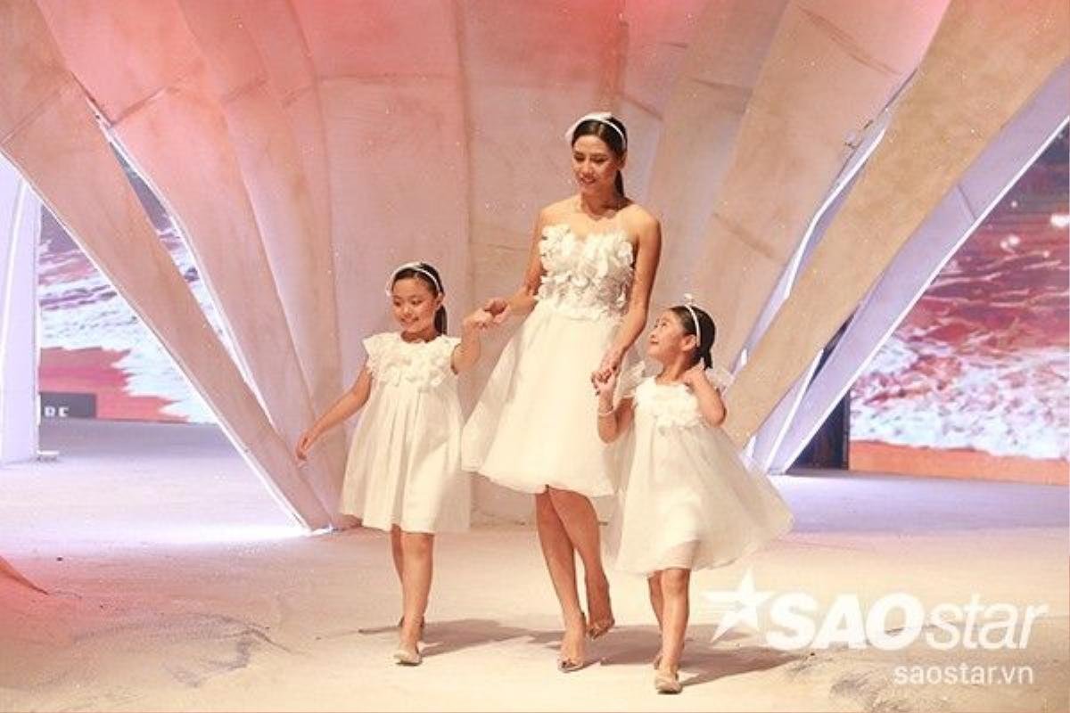 Đúng như tên gọi "Like Mother Like Daughter", phần một của show diễn tập trung vào các trang phục dạo phố dành cho các bà mẹ và con gái. Hoa hậu Biển Nguyễn Thị Loan rạng rỡ bên hai mẫu nhí là bé Suti (con gái Thúy Hạnh) và bé Chíp (con gái diễn viên Mạnh Trường).