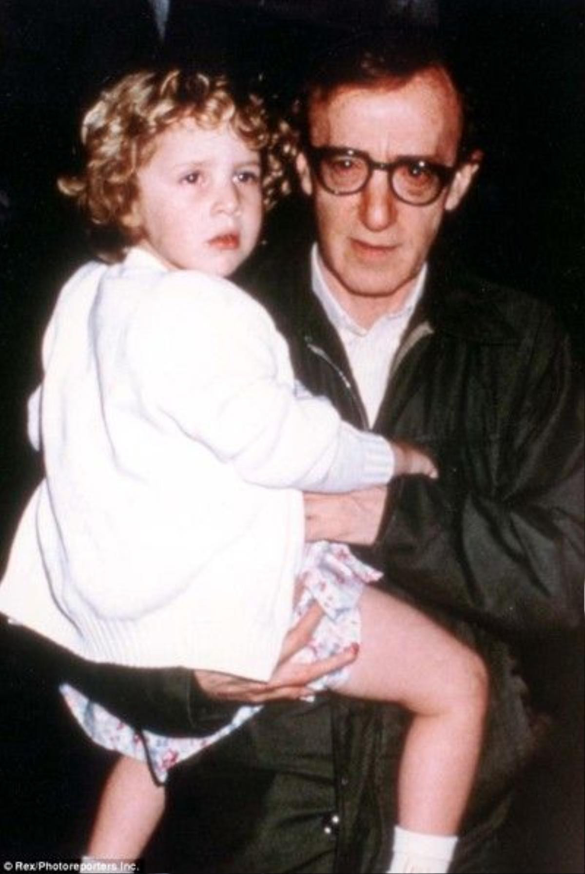 Đạo diễn Woody Allen ép buộc con gái nuôi chơi trò tình dục từ khi cô bé 7 tuổi.