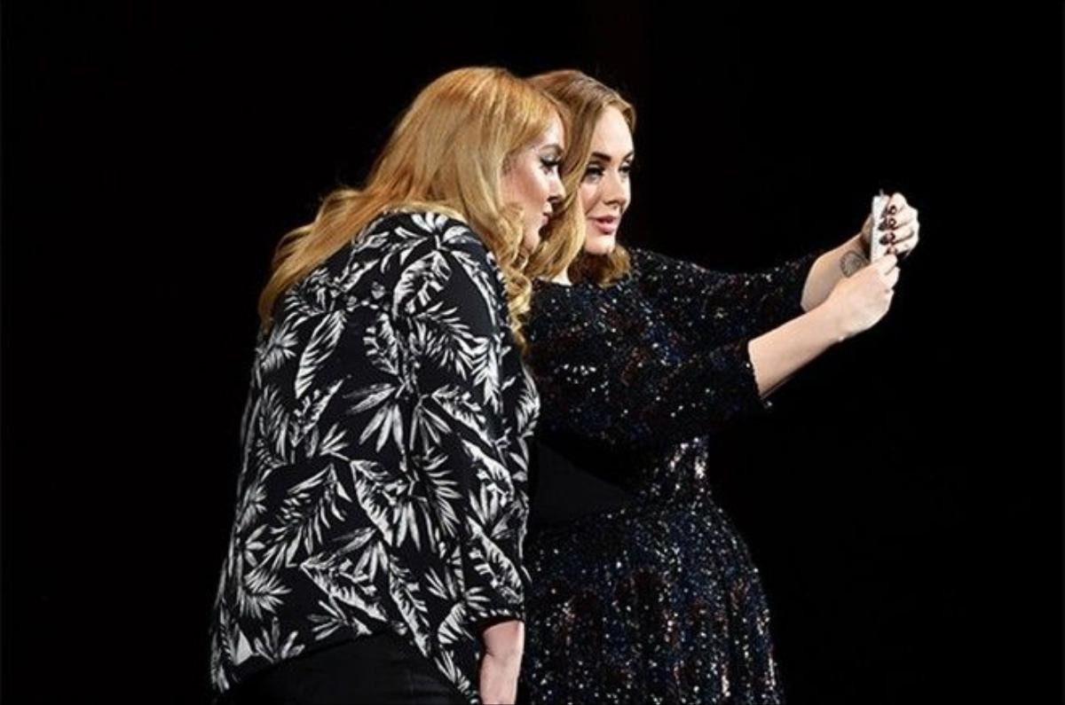 Hình ảnh giống nhau giữa Adele và fan hâm mộ khiến khán giả tại nhà hát ngỡ ngàng.