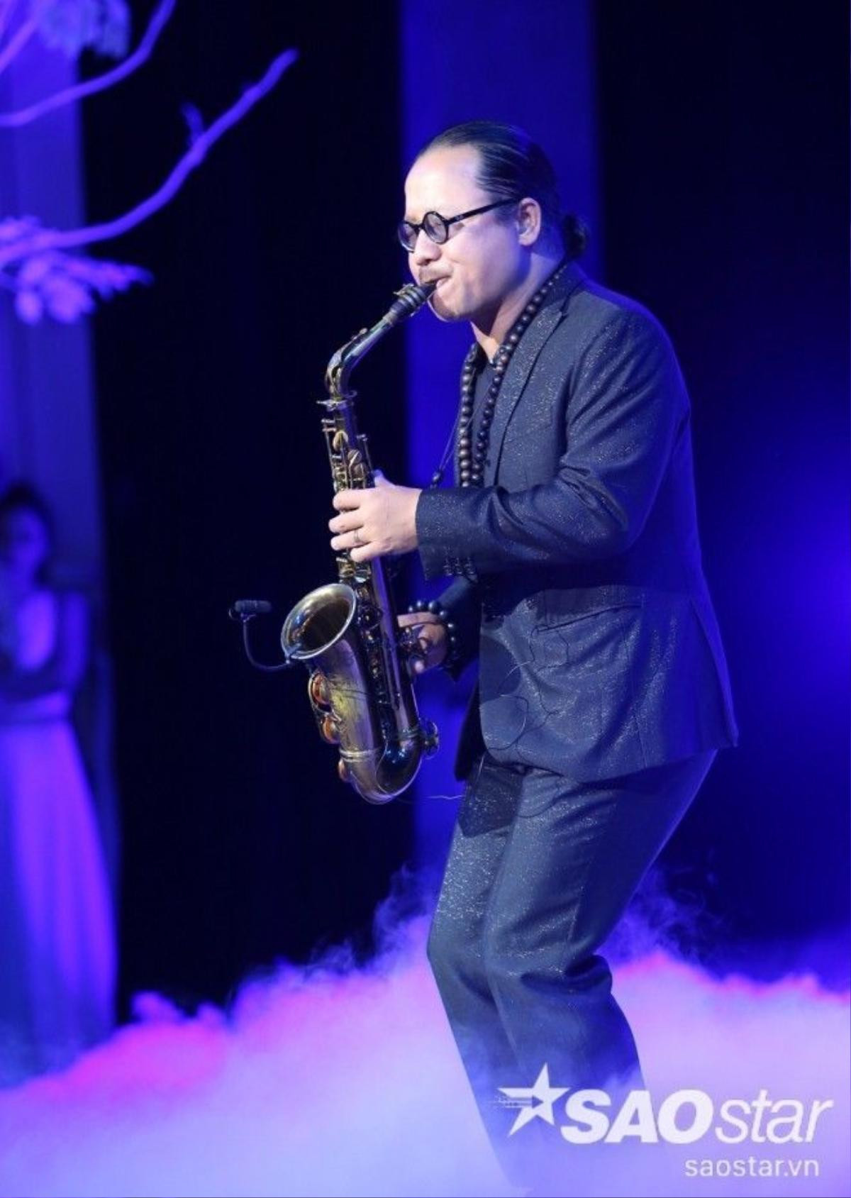 Nghệ sĩ Saxophone Trần Mạnh Tuấn mê hoặc khán giả trong nhạc phẩm Em đi bỏ lại con đường. Trần Manh Tuấn là người chủ trương đưa Jazz vào nhạc Trịnh nhưng ông cho biết, hông bao giờ thổi nguyên vẹn, mà luôn phá phách những khúc giữa bài.