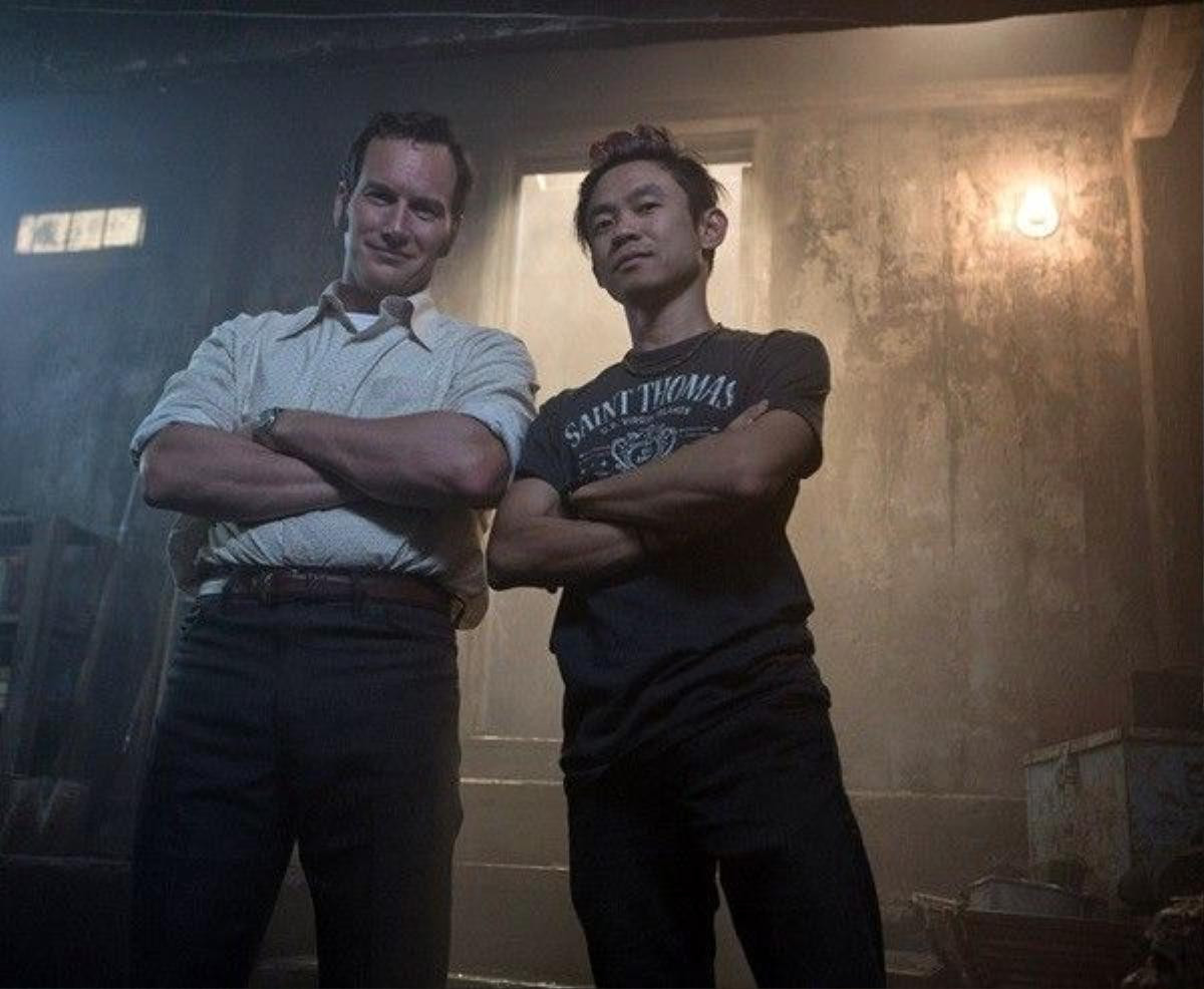 Patrick Wilson (trái) và James Wan (phải) tại phim trường của The Conjuring 2.