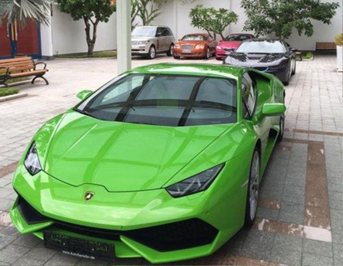 Siêu xe thể thao Lamborghini Huracan trị giá 16 tỷ đồng của Phan Thành. 