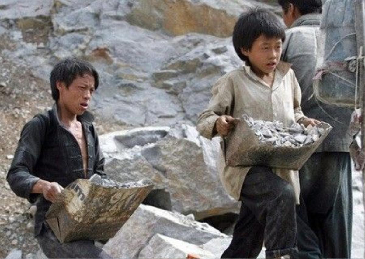 Hình ảnh một bé trai đang lao động vất vả tại mỏ đá