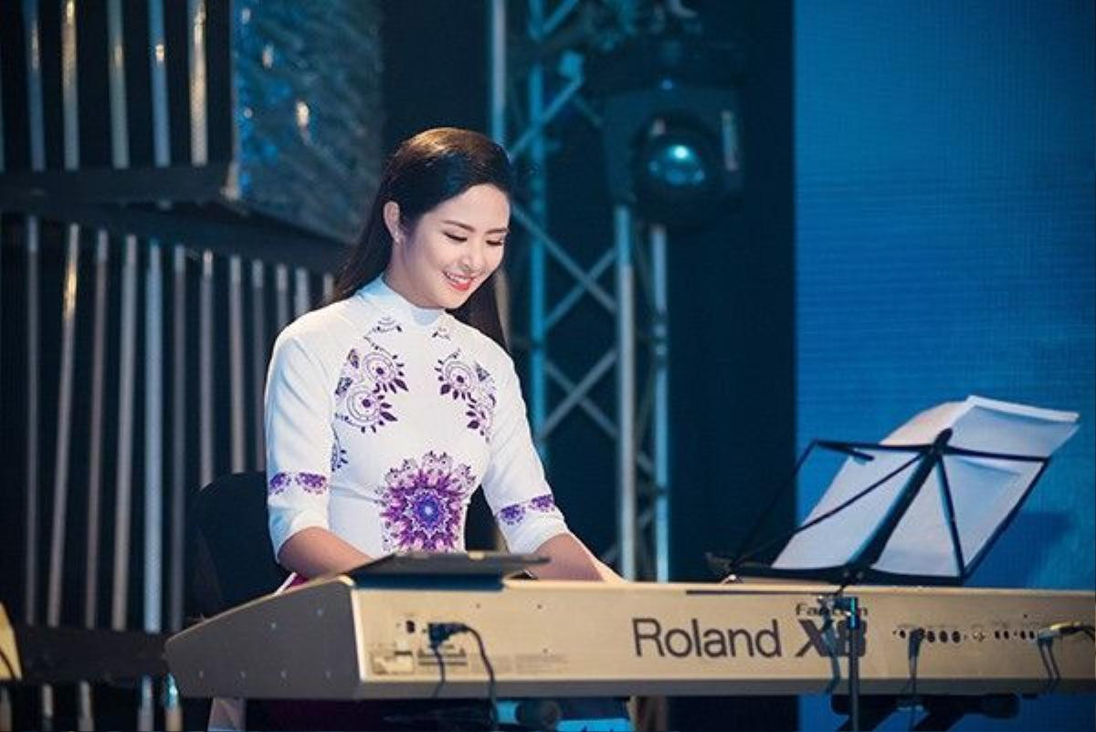 Sau phần giao lưu, Ngọc Hân còn trổ tài chơi piano ca khúc Trót yêu. Đây là bài hát mà cô và Á hậu Tú Anh cùng lựa chọn và năn nỉ thầy dạy đàn hướng dẫn.