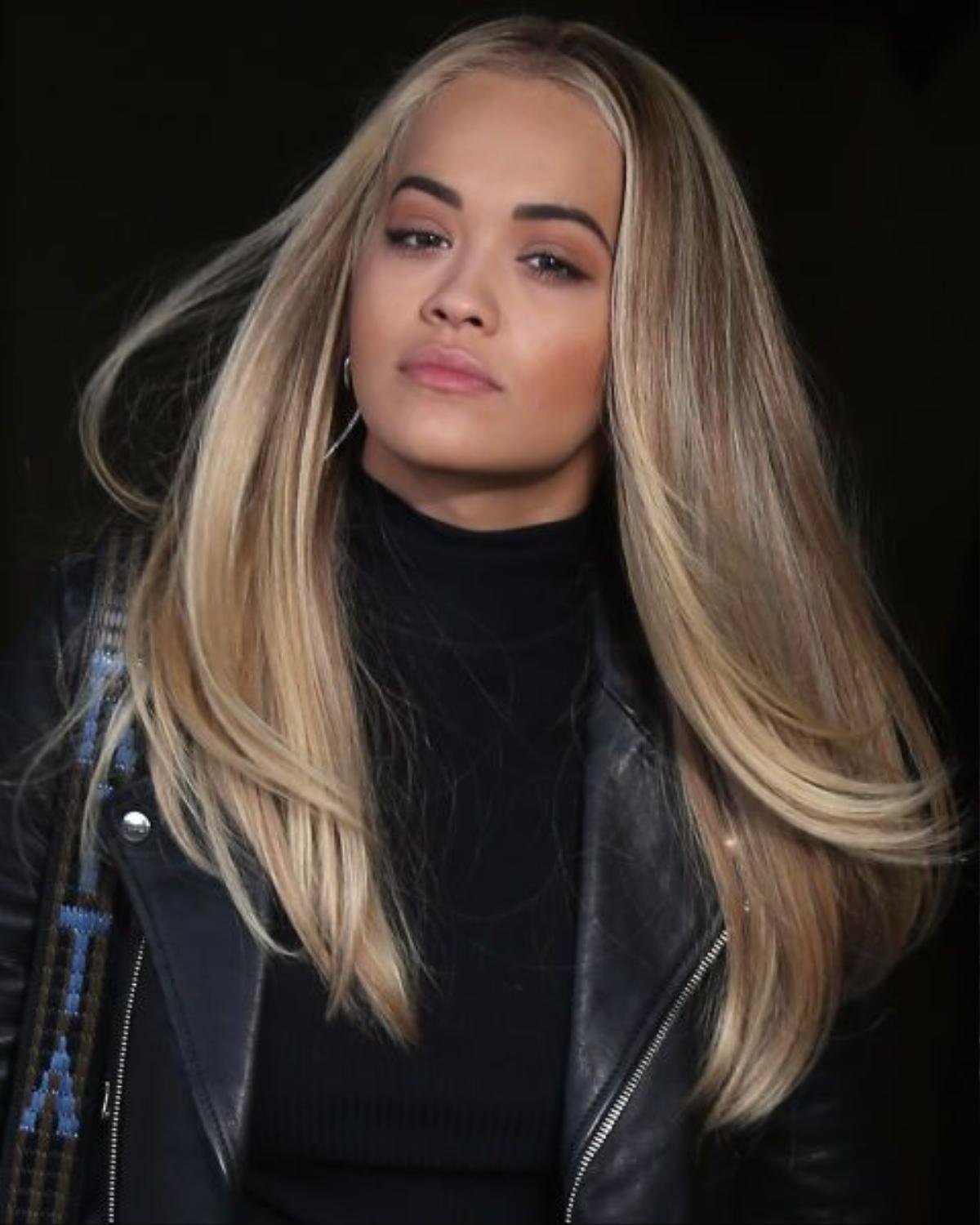 Rita Ora thôi miên ánh nhìn bởi kiểu tóc ombre nâu vàng.