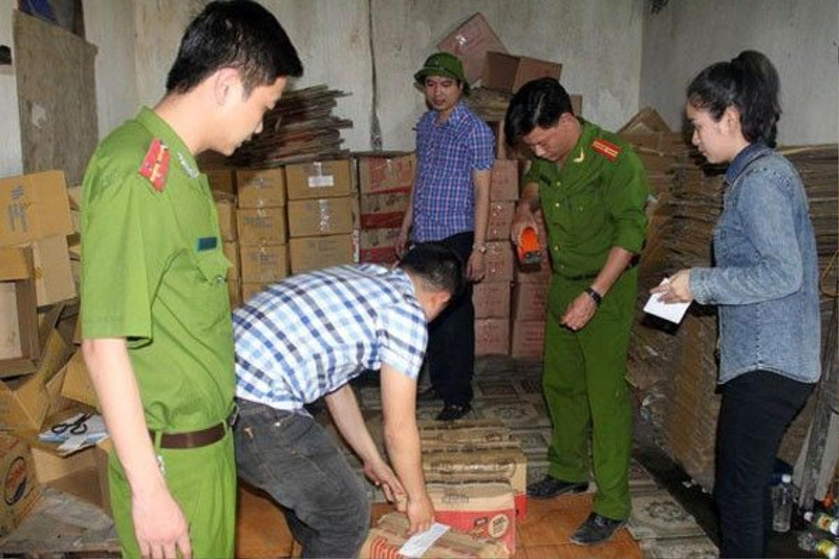 Lực lượng chức năng kiểm tra và niêm phong số hàng là “giấm” tại cơ sở của bà Kim.