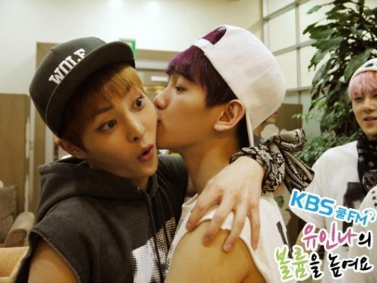 Xiumin vả Baekhyun hôn nhau trên chương trình của đài KBS.