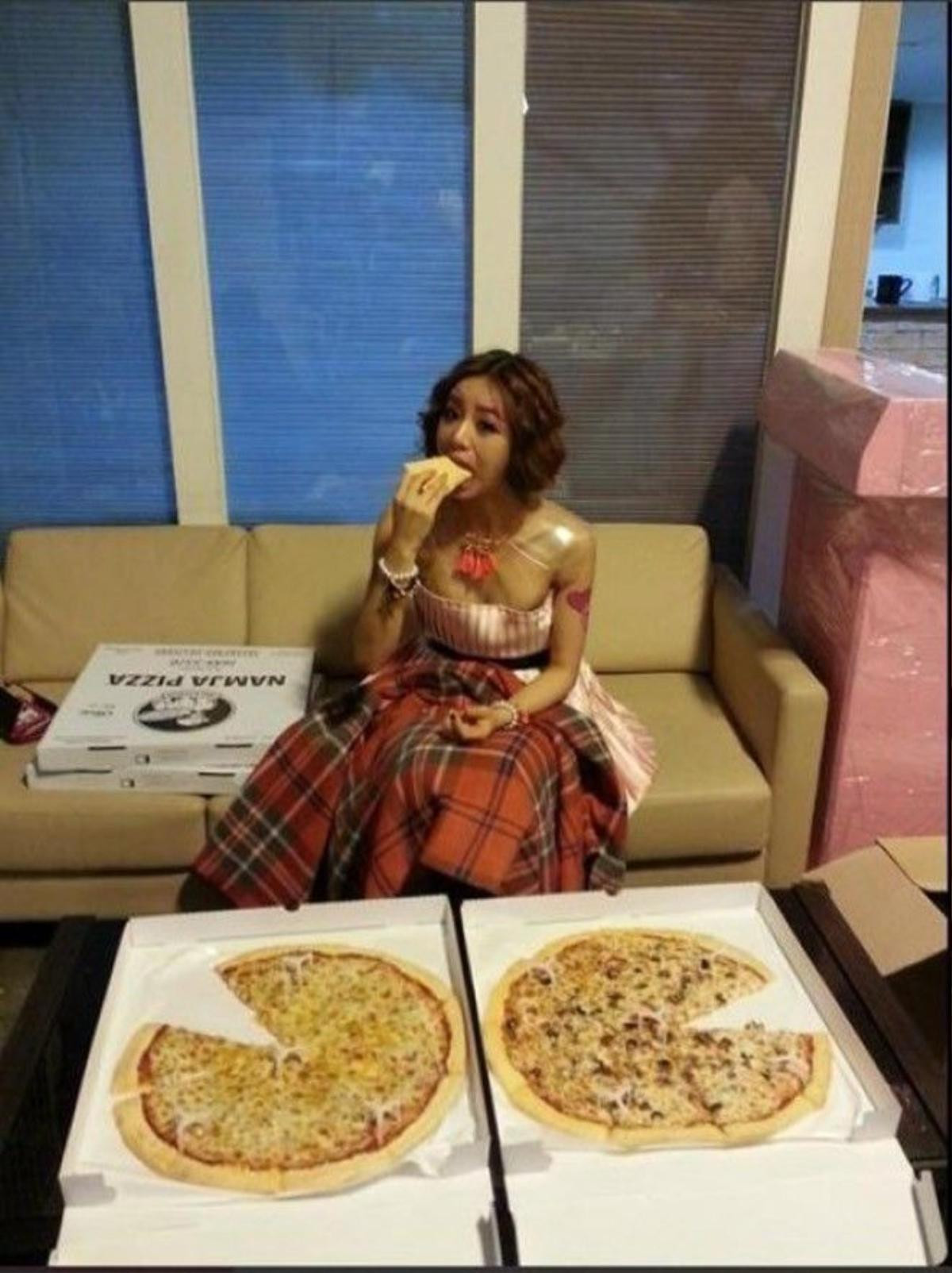 Hyeri cùng hai chiếc pizza to sau khi kết thúc chương trình âm nhạc.