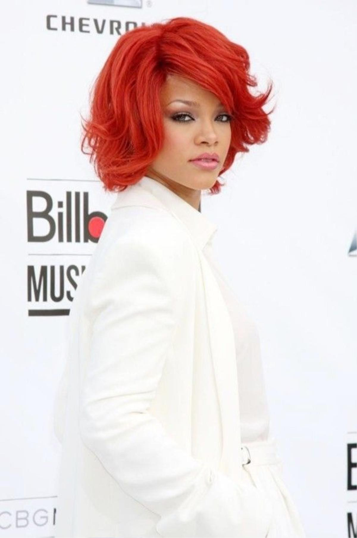 rihanna-2011-billboard-music-awards-01