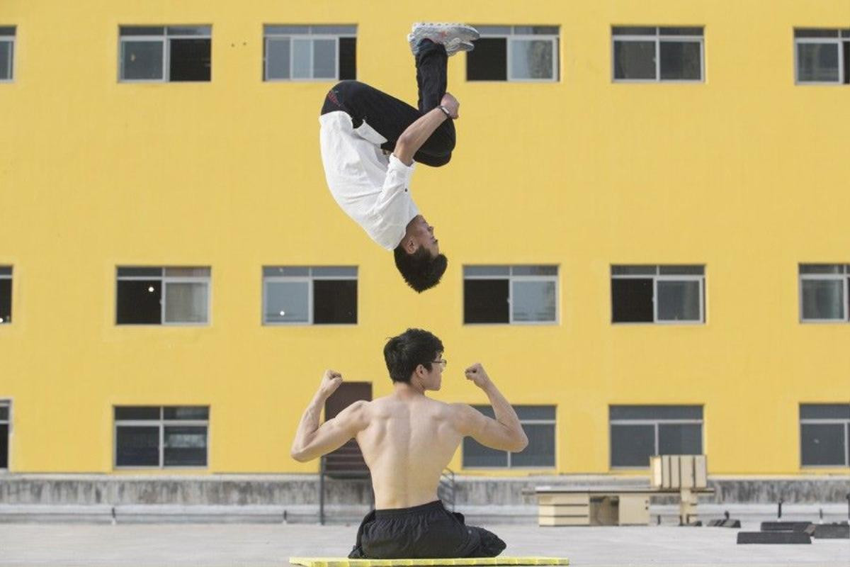 Shen cùng bạn của mình là Qile thực hiện một đông tác parkour tại Hợp Phì, tỉnh An Huy (TQ)