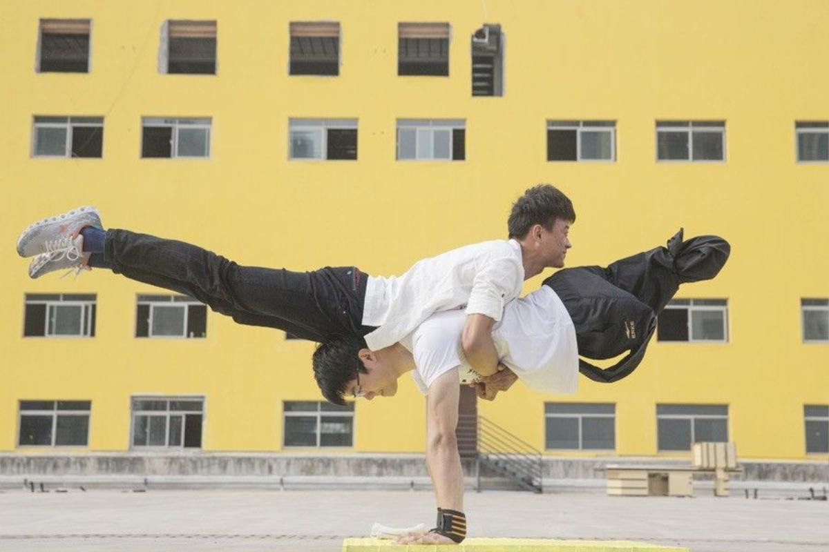 Shen cùng bạn của mình là Qile thực hiện một đông tác parkour tại Hợp Phì, tỉnh An Huy (TQ)