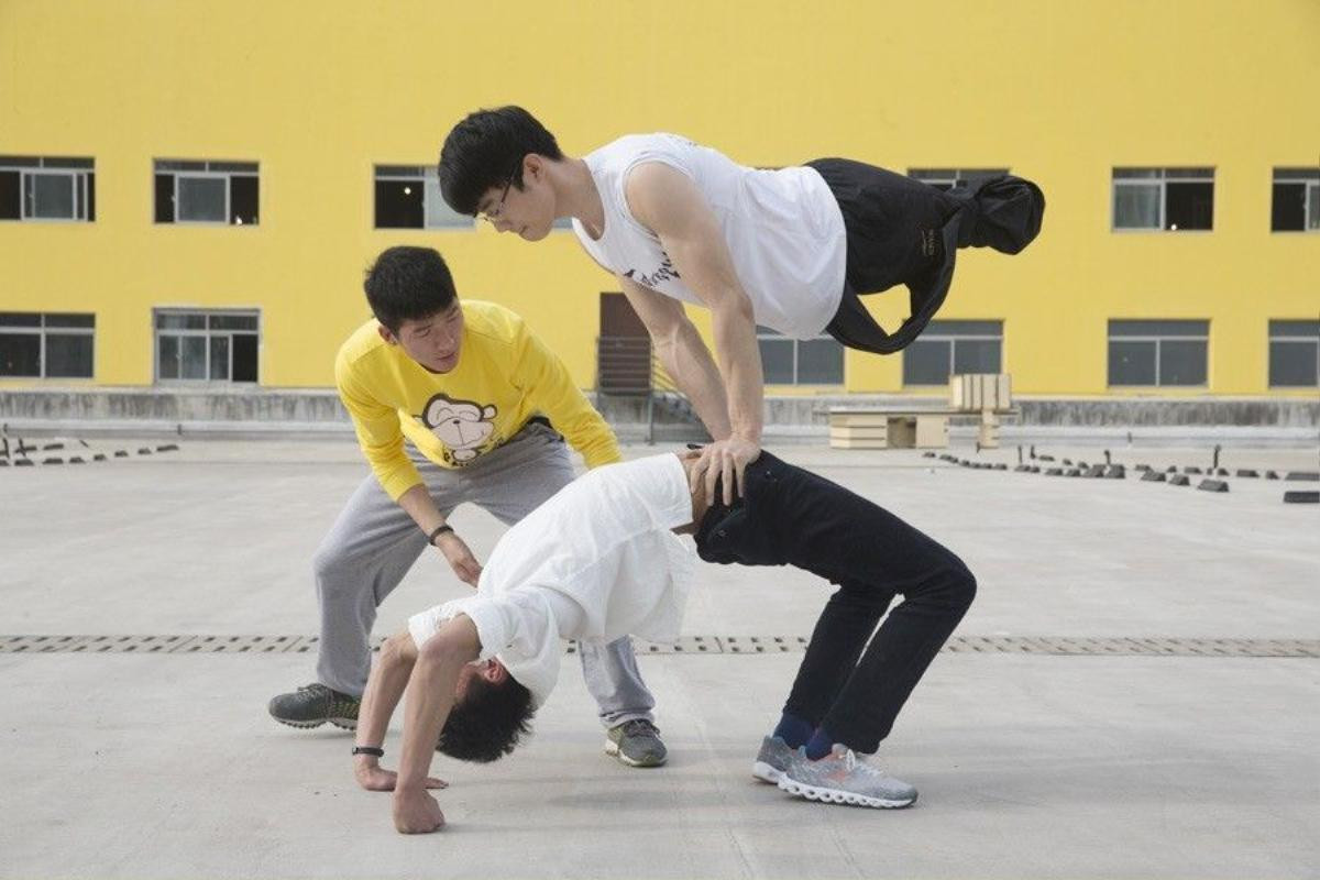 Shen cùng bạn của mình là Qile thực hiện một đông tác parkour tại Hợp Phì, tỉnh An Huy (TQ)