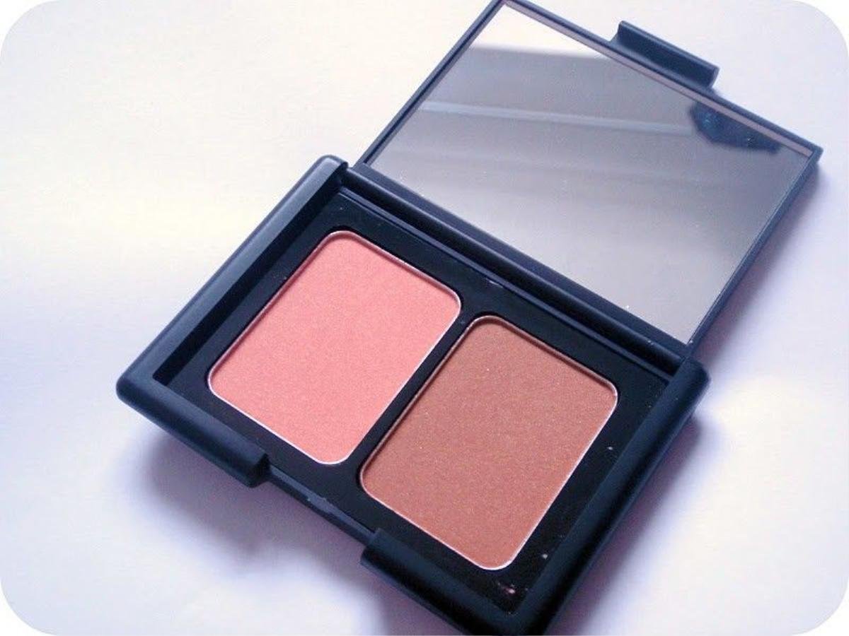 Mỹ phẩm giá rẻ là má hồng tạo khối dạng phấn E.L.F. Studio Contouring Blush & Bronzing Powder được nhiều chị em ưa chuộng 